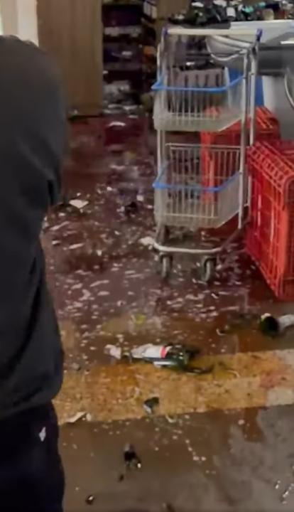 Foto 5 de 6 — Homem quebra garrafas de bebidas e causa prejuízo de R$ 60 mil em supermercado